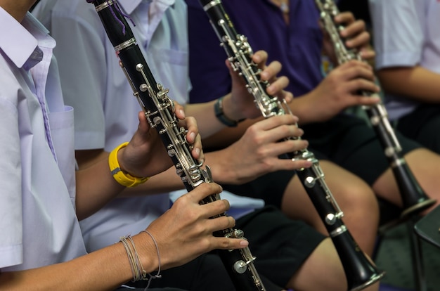 Close up da performance clarinetist que é uma parte da banda de música clássica