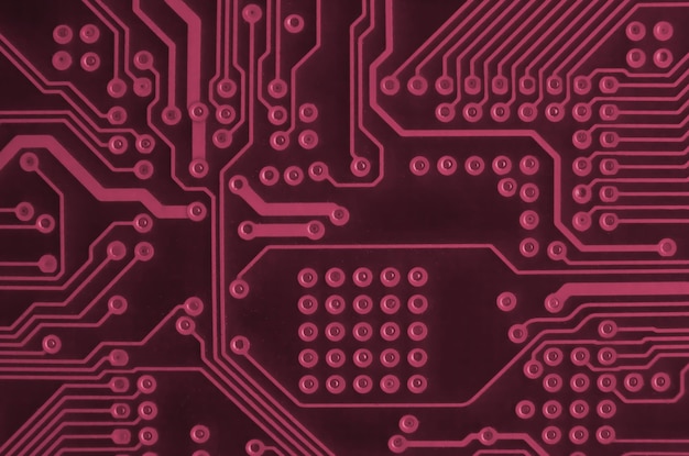 Close-up da placa de micro circuito ed Imagem de fundo de tecnologia abstrata tonificada na cor Viva Magenta do ano 2023