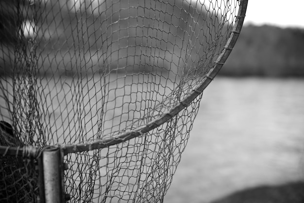 Foto close-up da rede de pesca contra o lago