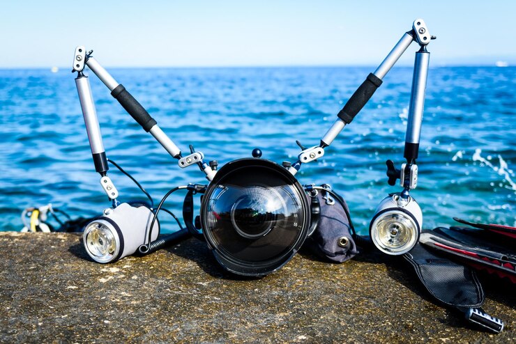 Foto close-up da roda d'água pelo mar contra um céu claro