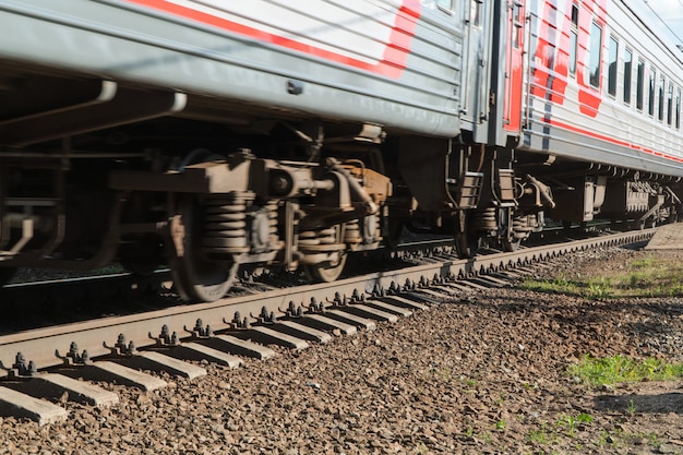 Close - up da roda do trem na ferrovia