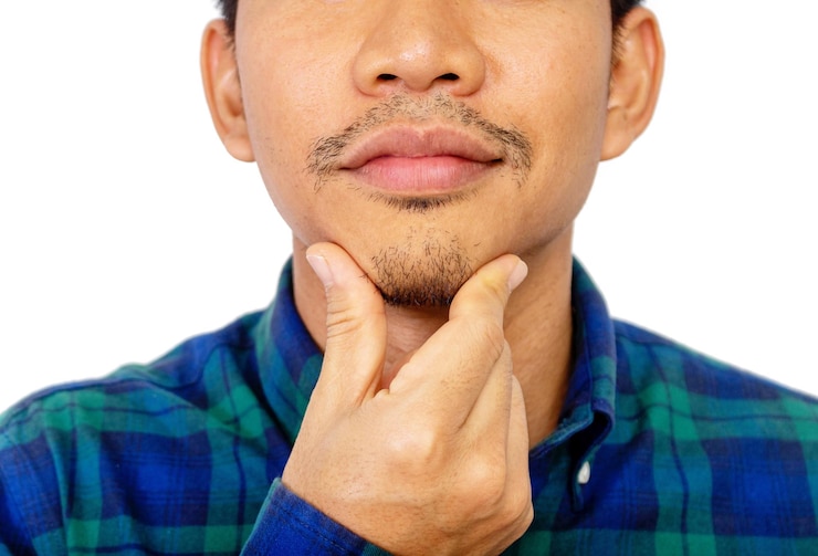 Foto close-up da seção média de um homem tocando o queixo
