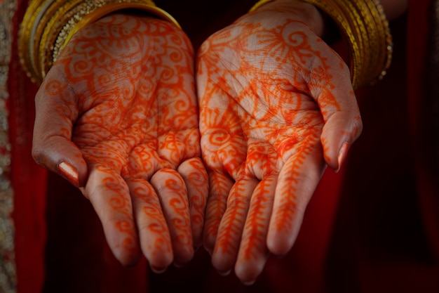 Close-up da seção média de uma mulher mostrando uma tatuagem de henna