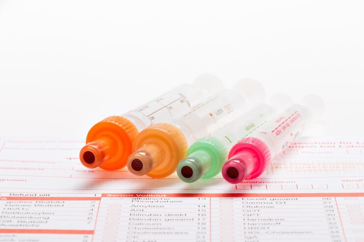 Foto close-up da seringa com registos médicos