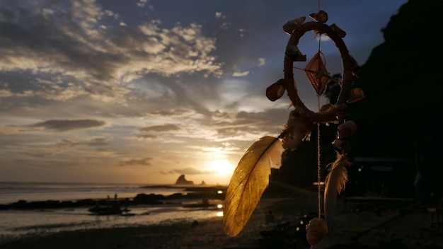 Foto close-up da silhueta da praia contra o céu durante o pôr-do-sol