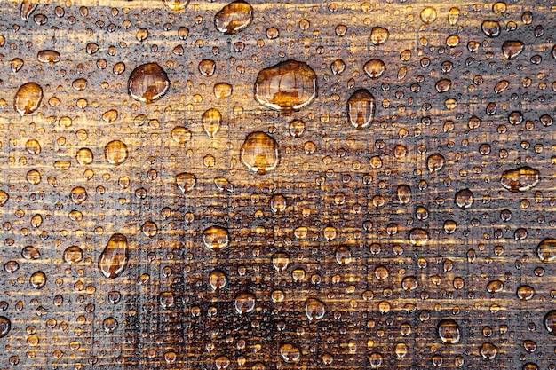 Close up da superfície de madeira em gotas de água textura de madeira molhada gotas de água em uma placa de madeira rústica em.