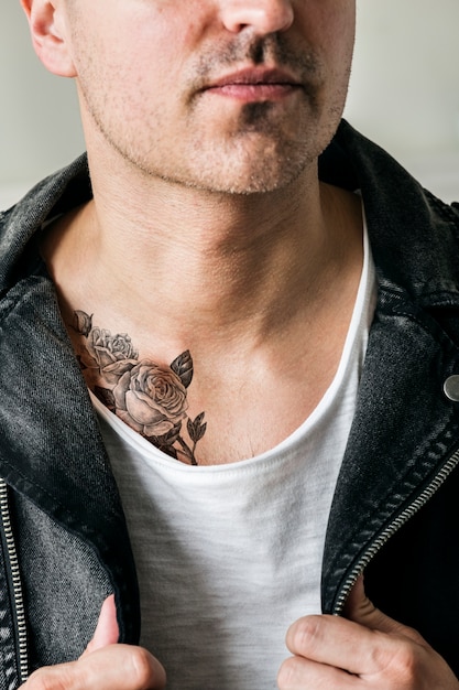 Foto close-up da tatuagem no peito de um homem