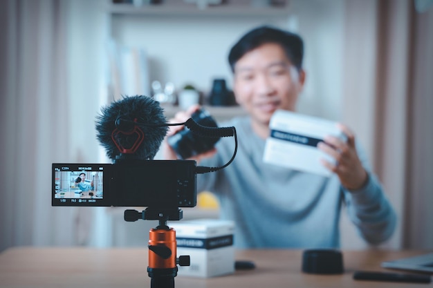 Close-up da tela da câmera jovem blogueiro de tecnologia masculino gravando vídeo blog ou review de vlog
