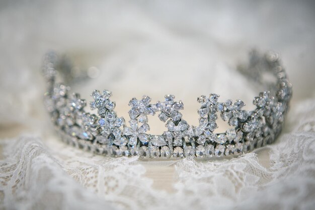 Close-up da tiara na mesa