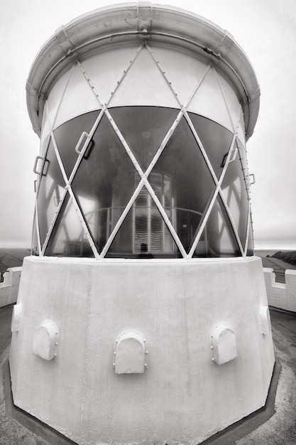 Foto close-up da torre de água contra o céu