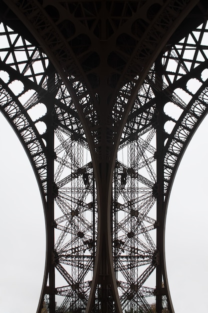 Close-up da Torre Eiffel. Foto abstrata da Torre Eiffel