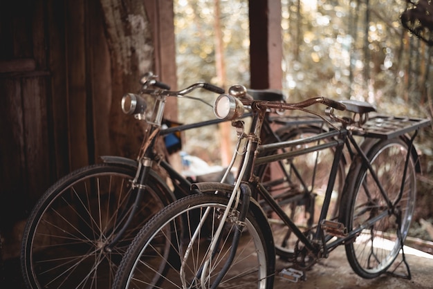 Close-up da velha bicicleta cor vintage