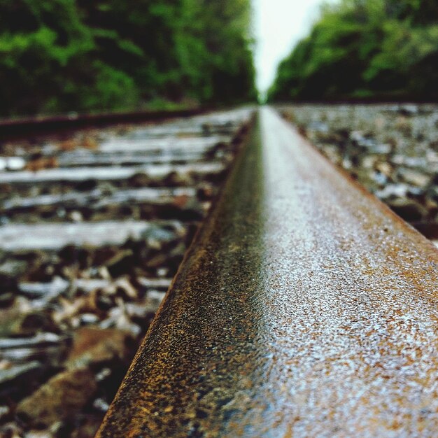 Foto close-up da via ferroviária