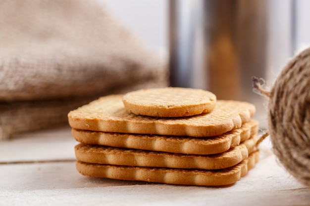 Close up das cookies do trigo na tabela de madeira.