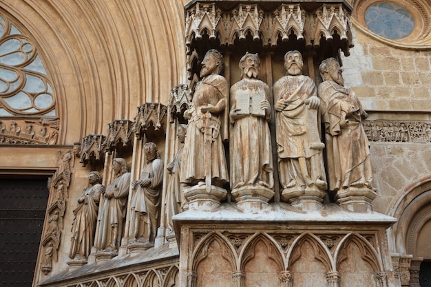 Close up das esculturas da catedral de Tarragona, Catalunha, Espanha