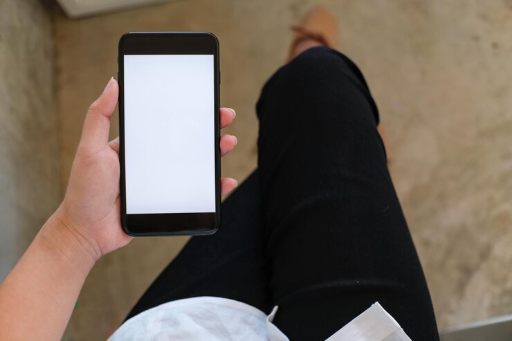 Foto close-up das mãos das mulheres segurando telefone celular em branco cópia espaço tela telefone inteligente com conceito de tecnologia