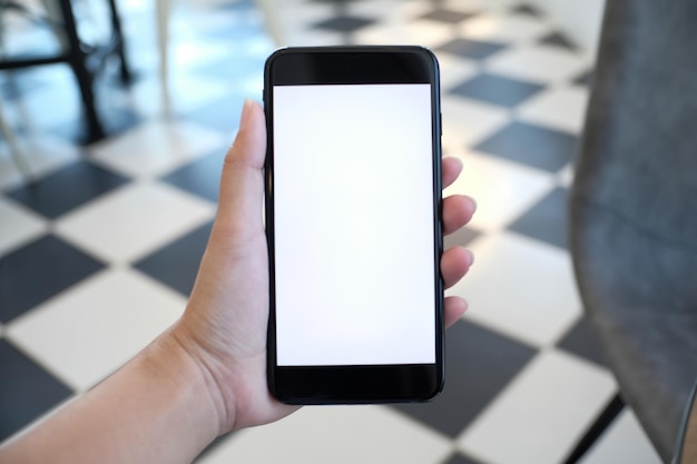 Close-up das mãos das mulheres segurando telefone celular em branco cópia espaço tela telefone inteligente com conceito de tecnologia