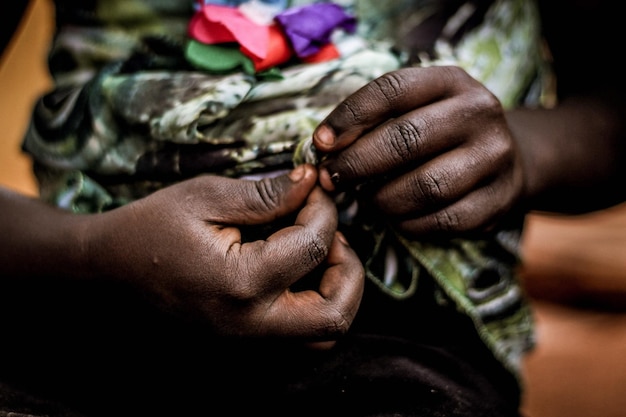 Foto close-up das mãos de uma criança africana
