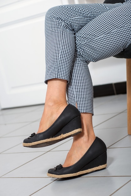 Close-up das pernas da mulher com calças