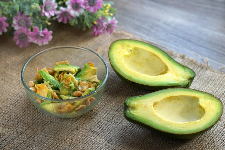 Foto close-up de abacate com salada em burlap