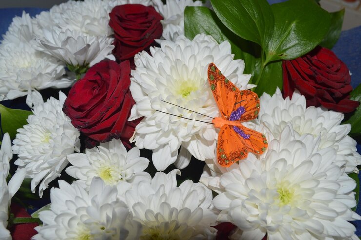 Foto close-up de abelhas polinizando uma flor