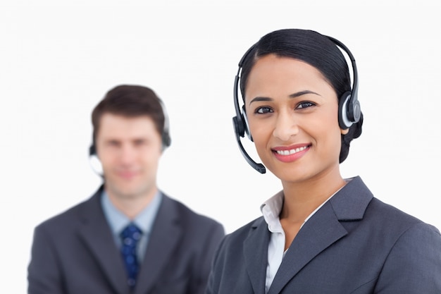 Close up de agentes sorridentes do call center