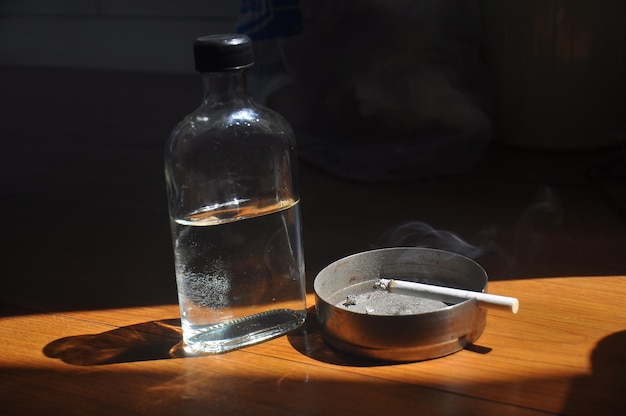 Foto close-up de água em copo sobre a mesa