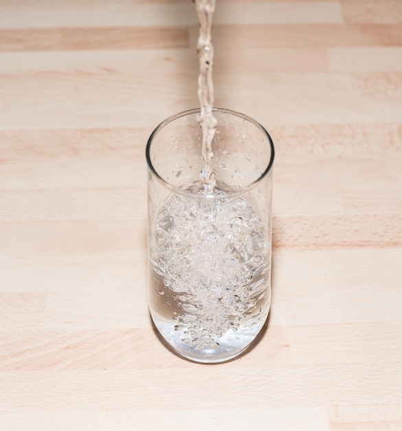 Foto close-up de água em copo sobre a mesa