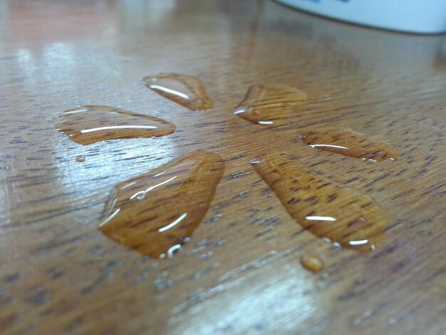 Close-up de água em uma mesa de madeira