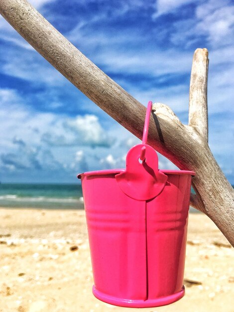 Foto close-up de água rosa na praia contra o céu