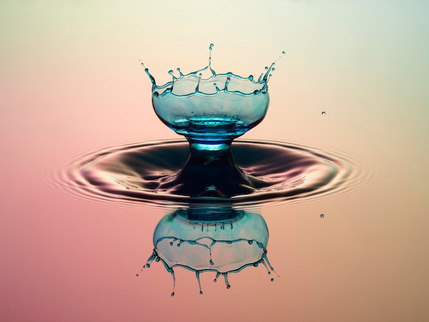 Foto close-up de água salpicando em vidro
