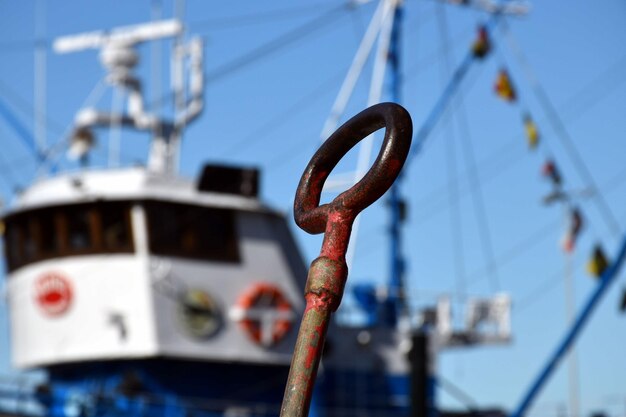 Foto close-up de alça metálica contra o navio