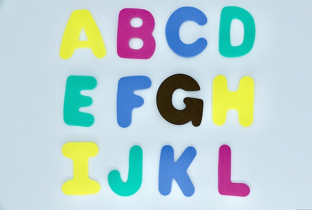 Foto close-up de alfabetos coloridos sobre fundo branco