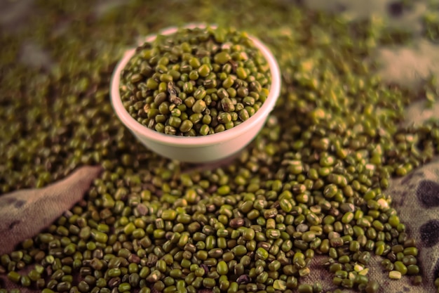 Foto close-up de alimentos em colheres de madeira em yute