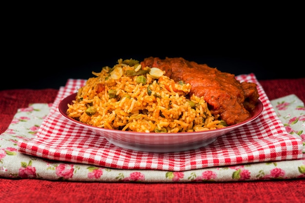 Close-up de alimentos na mesa contra fundo preto