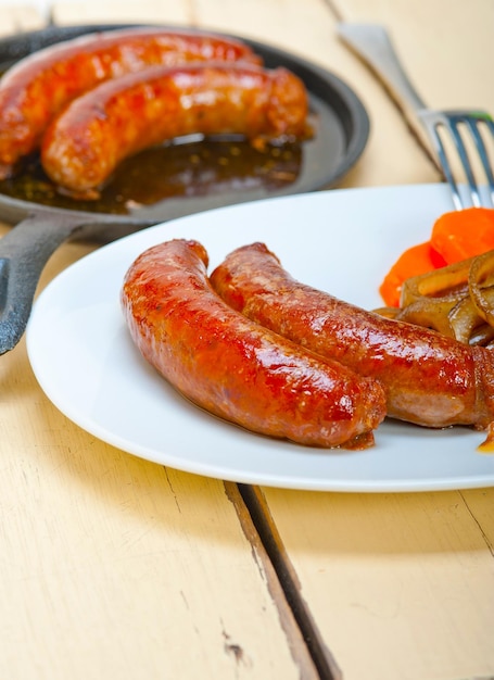 Foto close-up de alimentos no prato sobre a mesa