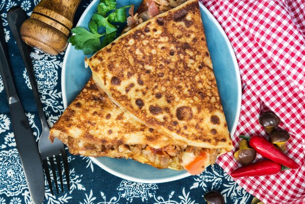 Foto close-up de alimentos no prato sobre a mesa