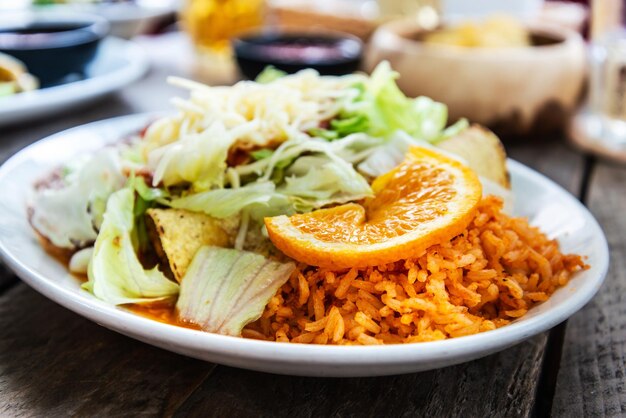 Foto close-up de alimentos no prato sobre a mesa