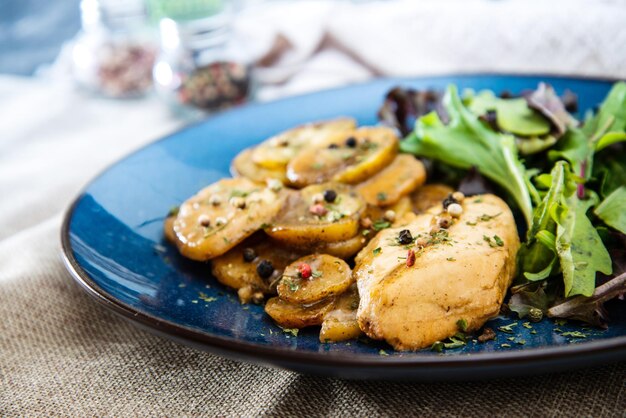 Foto close-up de alimentos no prato sobre a mesa