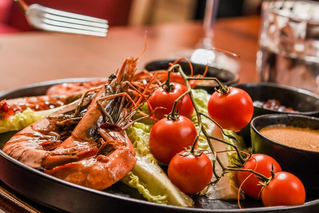 Close-up de alimentos no prato sobre a mesa