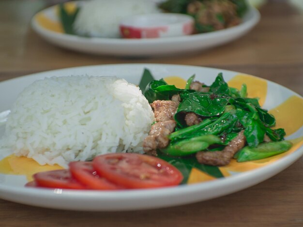 Foto close-up de alimentos no prato sobre a mesa