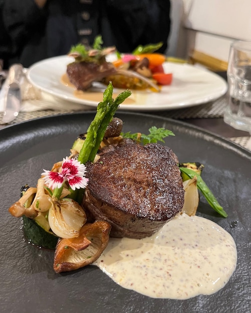 Foto close-up de alimentos no prato sobre a mesa