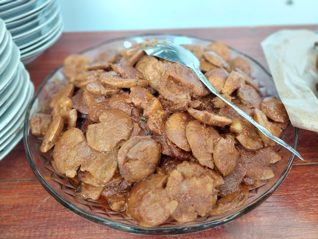 Foto close-up de alimentos no prato sobre a mesa