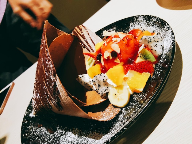 Foto close-up de alimentos no prato sobre a mesa