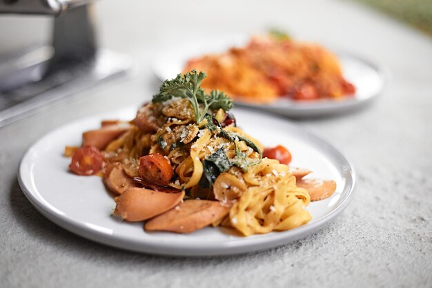 Foto close-up de alimentos no prato sobre a mesa