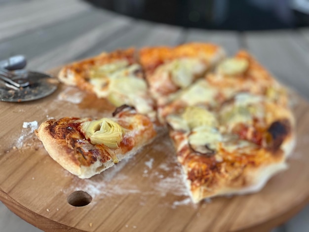 Foto close-up de alimentos no prato sobre a mesa