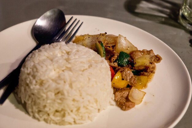 Foto close-up de alimentos no prato sobre a mesa