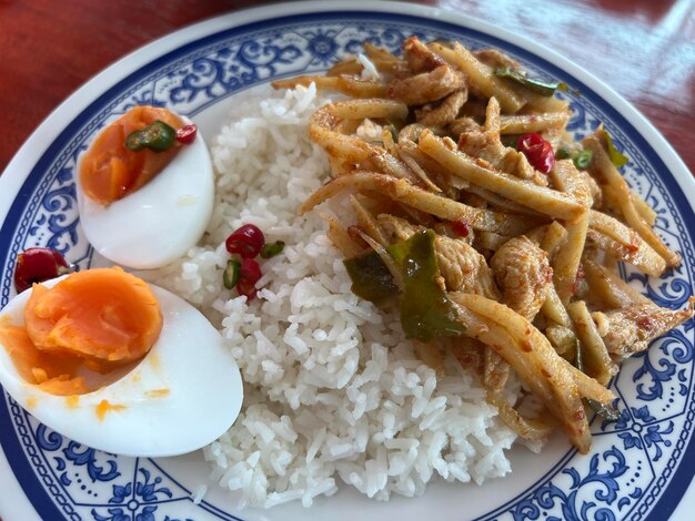 Foto close-up de alimentos no prato sobre a mesa