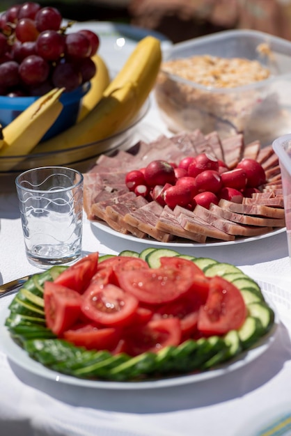 Foto close-up de alimentos no prato sobre a mesa