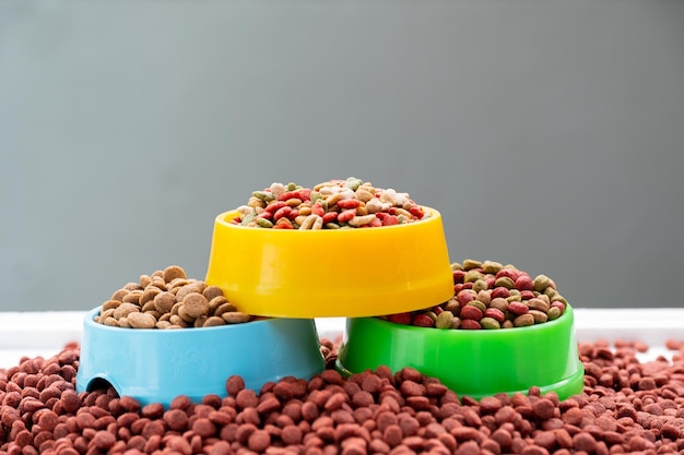 Foto close-up de alimentos para animais de estimação em recipientes contra fundo cinzento